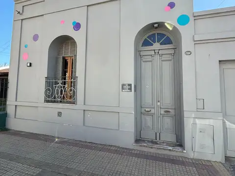 CASA CENTRICA EN VENTA / 3 DORM / 2 BAÑOS / PATIO VERDE / APTA CREDITO