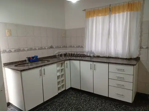 Casa en Alquiler con 3 cocheras