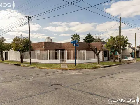 Casa 3 ambientes con parque en Villa Luzuriaga