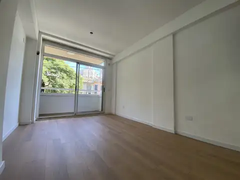 Departamento 2 ambientes 46m2 frente balcón y patio. Apto profesional. Amenities.