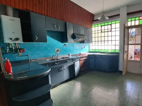 VENTA/PERMUTA - DOS CASAS DE 2 DORMITORIOS, JARDIN Y COCHERA - ALBERDI