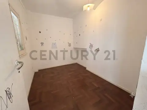 Casa interna de 3 ambientes con patio y parrilla + 2 departamentos monoambiente con entrepiso y balc