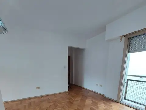 DEPARTAMENTO 3 AMBIENTES CON BALCON - EXCELENTE UBICACION - CENTRO -