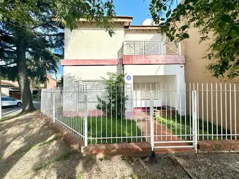 Casa 4 ambientes en excelente ubicación.