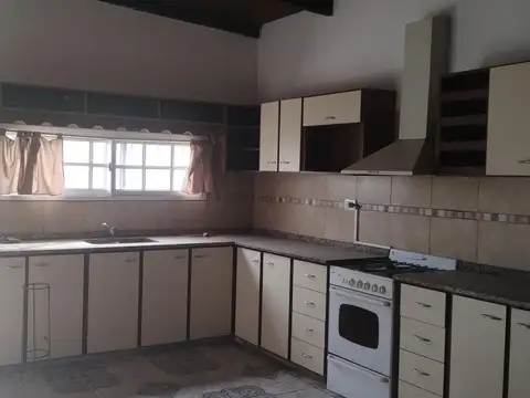 Casa en alquiler, 3 dormitorios, Funes