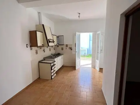 Casa 6 ambientes con 1 baño
