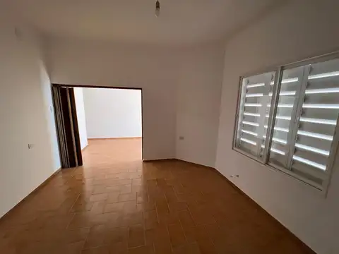 SE ALQUILA CASA DE 3 DORMITORIOS, PATIO Y ASADOR!