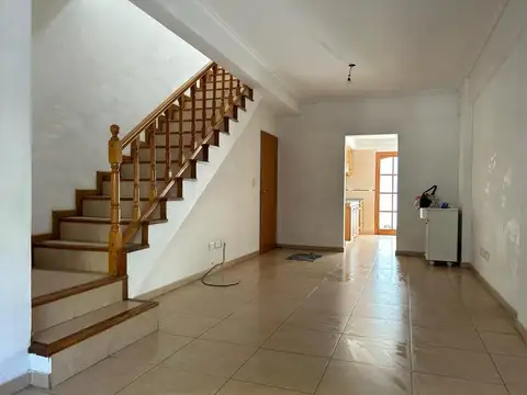 Alquiler Dúplex 3 amb. Cochera. Patio. Caballito.