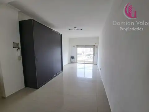 LUMINOSO Y AMPLIO AMBIENTE DIVISIBLE, CON BALCON AL CONTRAFRENTE.