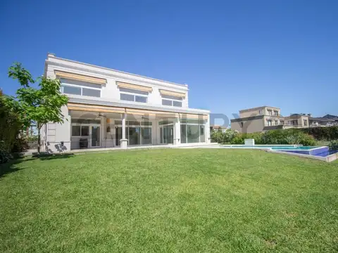 IMPECABLE CASA EN VENTA EN CABOS DEL LAGO.