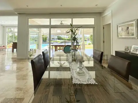 Casa en Venta con 2 cocheras