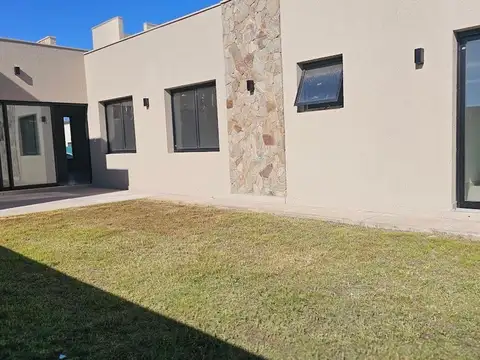 Casa 4 ambientes con 2 baños