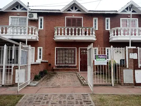 EXCELENTE DUPLEX EN BERAZATEGUI U$S 80.000.-