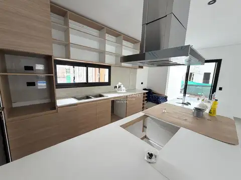 Casa 4 ambientes con 3 baños