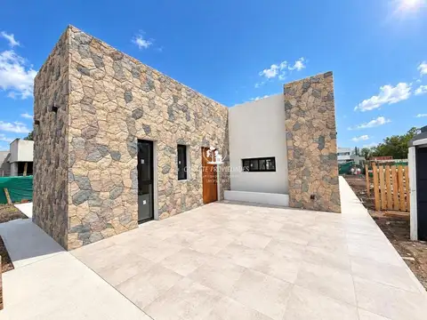Casa en Venta en Pilar Del Este - Santa Sofia, USD 210.000