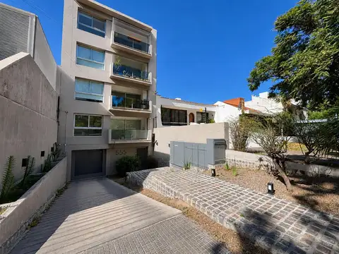 Departamento en venta en Quinta Sección Mendoza con Cochera y Balcón Frontal al Parque