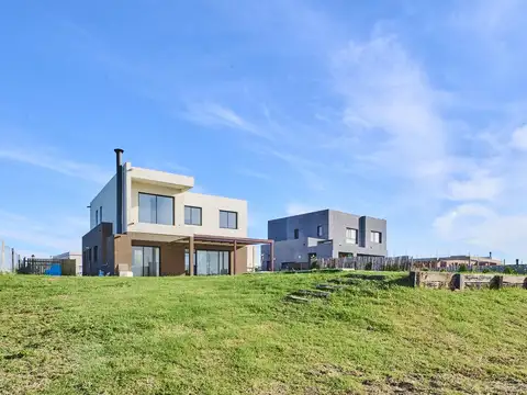 Venta Casa 4 ambientes en San Sebastián área 8