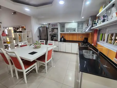 Casa en Venta con 2 cocheras