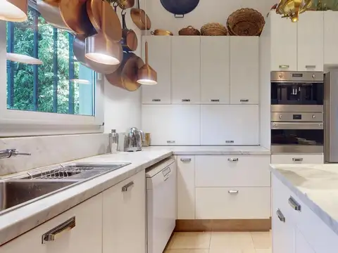 Casa 13 ambientes con 5 baños