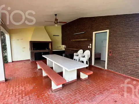 VENTA CASA 1 DORMITORIO CON PARQUE, PILETA Y QUINCHO EN FUNES