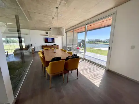 Casa en Venta con 4 cocheras