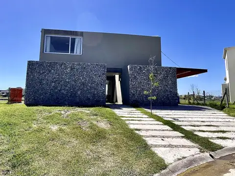 Casa 8 ambientes con 6 baños