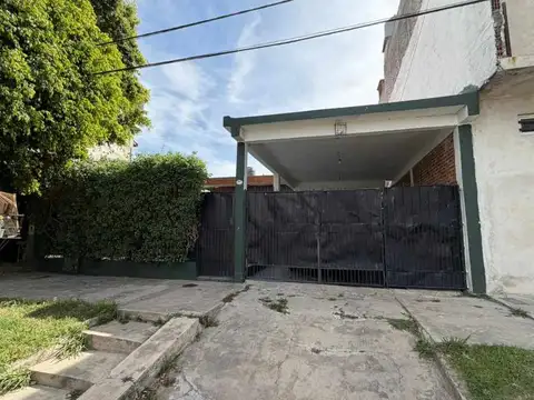 Casa en alquiler de 4 Ambientes con entrada para auto en Ezpeleta