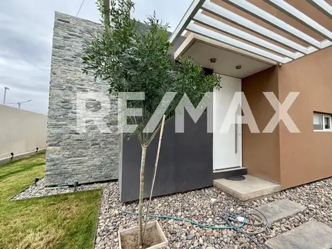 Vende Casa 3 Dormitorios, Barrio Rincon de Emilio.