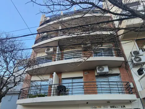 AMPLIO MONOAMBIENTE - AL FRENTE CON BALCON - MUY LUMINOSO - MUY BUENA UBICACION