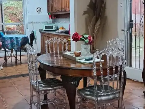 Casa 4 ambientes con 2 baños