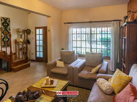 Casa 4 ambientes con 2 baños