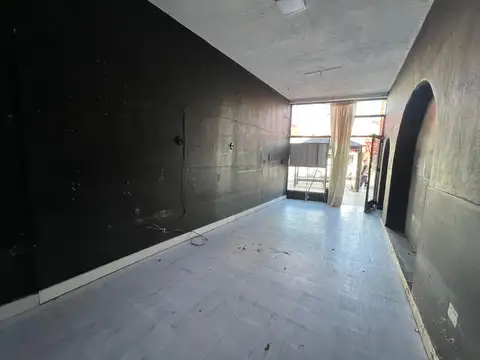 Beccar - Local Sobre Av Centenario N° 1791. 3.5x8 con Gran Vidriera y Baño. A una cuadra de Estacion