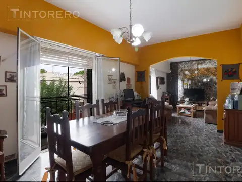 VENTA PH 3 AMB. CON BALCON, PATIO Y TERRAZA   GRAN LOCAL EN CASEROS