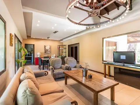 Casa en Venta con 3 cocheras