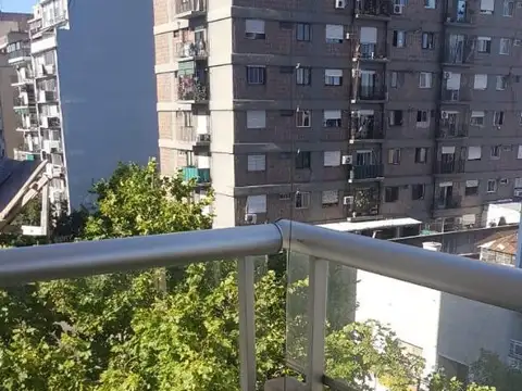 2 AMBIENTES AL FRENTE CON DOBLE BALCON EDIFICIO CON AMENITIES  y COCHERA CUBIERTA