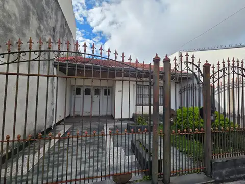 CASA 3 AMB C/COCHERA Y PATIO C/PARRILLA EN ESCALADA!