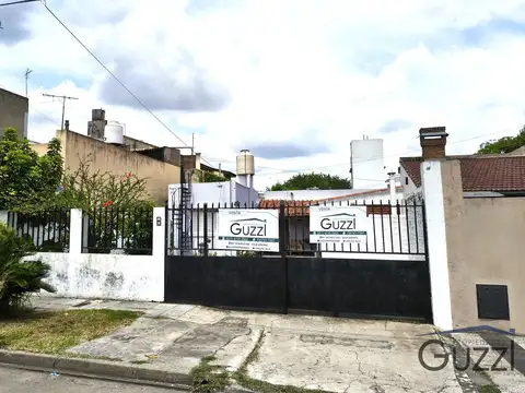 CASA A LA VENTA DE 3 AMBIENTES EN CARAPACHAY. PARA ACTUALIZAR. POSIBLE AMPLIACION. APTA CREDITO
