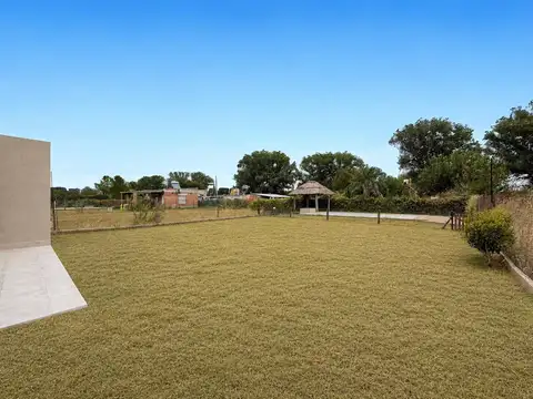 Casa en venta de 2 dormitorios y pileta en Funes Town