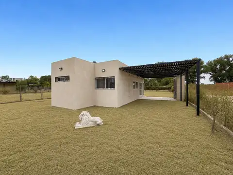Casa en venta de 2 dormitorios y pileta en Funes Town