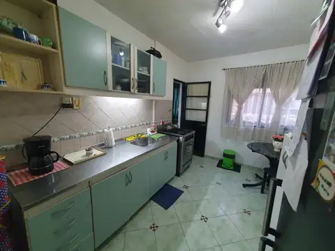 Hermoso Depto 5 Ambientes C/ Balcón Al Frente en 2° Piso P/ Escalera. 2 Baños. Cocina y lavadero independientes. "Apto Crédito"