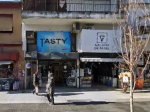 Gran Local y departamento de 4 ambientes en planta alta
