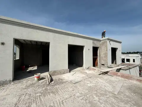 Casa 4 ambientes con 2 baños