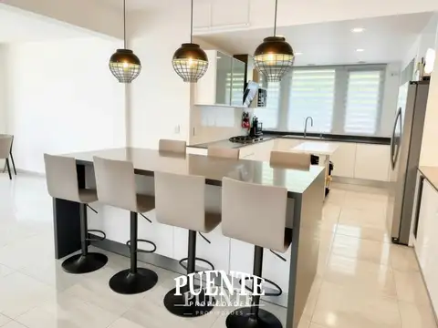 Casa en Venta con 5 cocheras