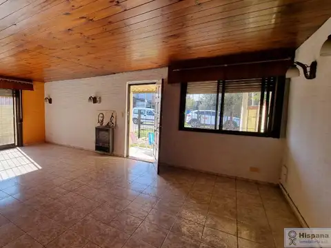 Casa 4 ambientes con 2 baños