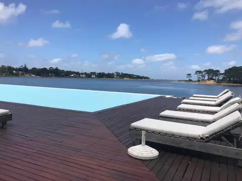 Venta Departamento 3 dormitorios con balcón vista al mar en La Barra, Punta del Este, pileta cochera