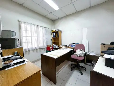 Casa 6 ambientes con local, oficina patio y terraza en Villa Real