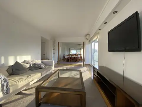 Departamento de 4 ambientes con dependencia de servicio y espacio guardacoches