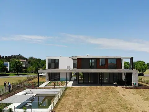 Casa en Alquiler con 2 cocheras