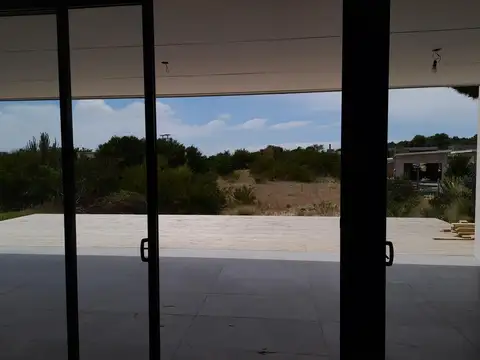 Casa 5 ambientes con 4 baños