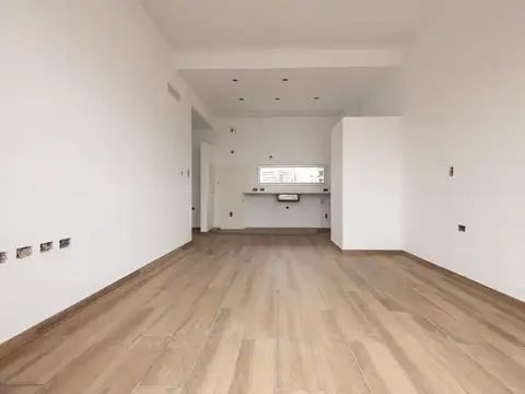 57 y 100, Piso 1